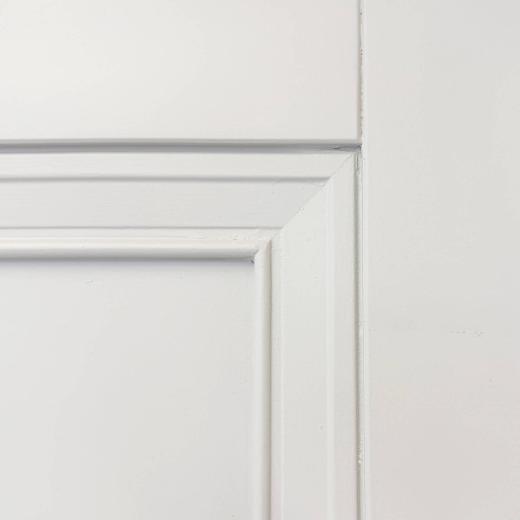 Close-up of at the panelling on a An Amsterdam White Primed 40mm Internal Door. 