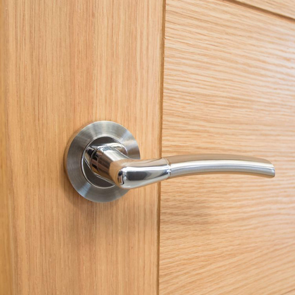 Close-up of the groves and woodgrain on a Carini White Oak (7 Panel) 35mm Internal Door with a Storm handle.
