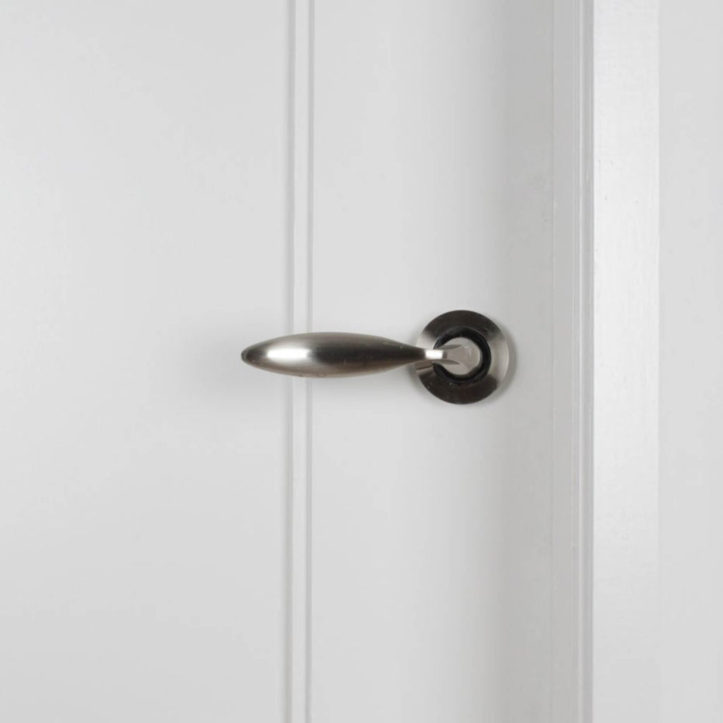 Close-up of a Shaker White Primed 1 Panel 40mm Internal Door's edging and handle.